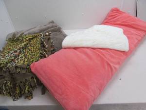 lot 122 image: Blankets, body pillow case