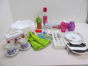 lot 152 image: Variety of kitchen accessories