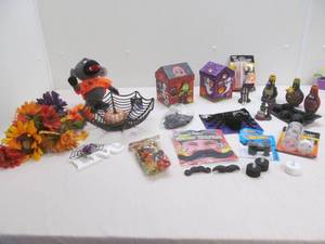 lot 154 image: Group of Halloween dcor