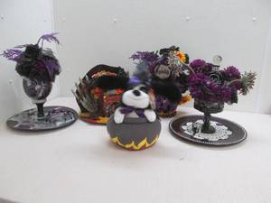 lot 158 image: Group of Halloween dcor
