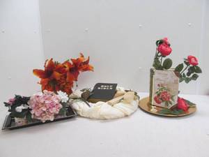 lot 164 image: Group of dcor