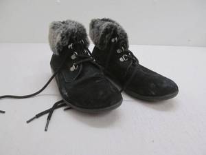 lot 220 image: Womens shoes