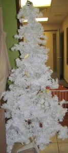 lot 227 image: Christmas tree, lights, garland, tree skirt, tinsel