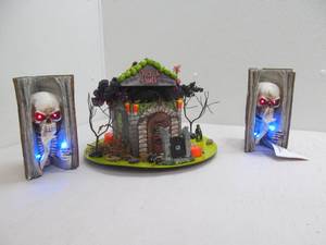 lot 233 image: Halloween centerpiece