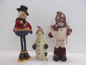 lot 242 image: Snowman dcor figurines