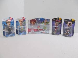 lot 260 image: Disney toys, stuffed animals