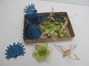 lot 277 image: Glittery items