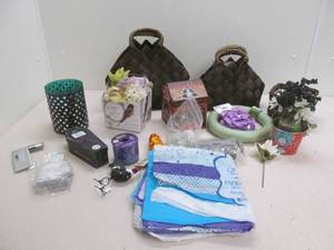 lot 290 image: Giftware, candle holder, hand bags