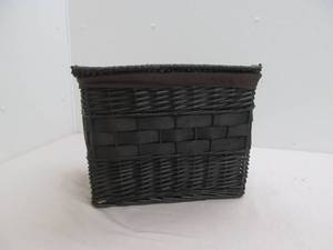 lot 324 image: Hamper