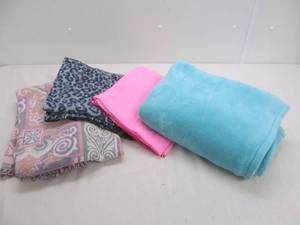 lot 327 image: Variety of blankets