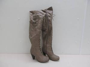 lot 338 image: Womens boots