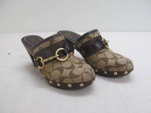 lot 350 image: Clogs