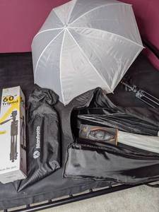 lot 254 image: Photographic Equipment Reflectors and Tripods