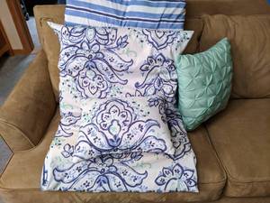 lot 226 image: Decorative Throw Pillows and Comforter