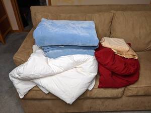 lot 285 image: Assorted Cozy Bedding