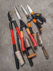 lot 305 image: Assorted Garden and Hand Tools