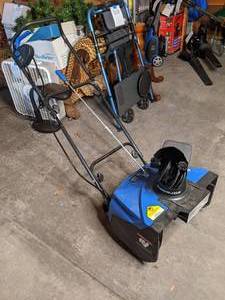 lot 324 image: Snow Joe Electric Snow Thrower