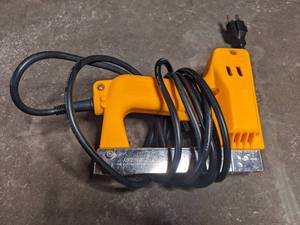 lot 338 image: Arrow Fastener Electric StapleNail Gun