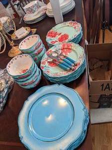 lot 104 image: Beautiful Turquoise and Floral Dinnerware