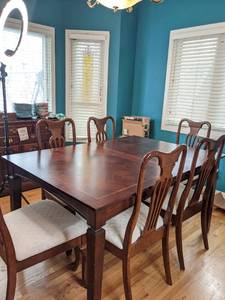 lot 108 image: Elegant Dining Room Table with Six Chairs