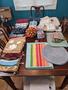 lot 109 image: Large Lot of Assorted Table Setting Linens