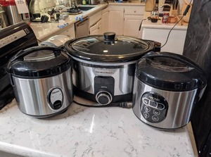 lot 112 image: Rice Cooker (x2) and Slow Cooker