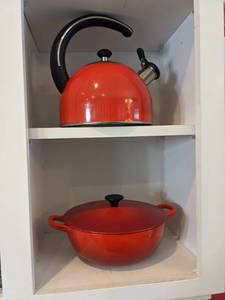 lot 124 image: Le Creuset 3.5 Quart Dutch Oven and Teapot
