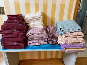 lot 144 image: Large Lot of Bath Towels and Mats