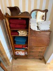 lot 147 image: Assorted Hand and Bath Towels