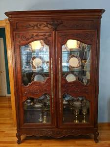 lot 5 image: Vintage Mahogany Wood and Glass China Cabinet
