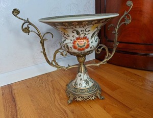 lot 37 image: Vintage Ornate Fruit Bowl