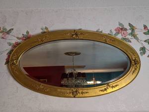 lot 29 image: Regal Oval Wall Mirror