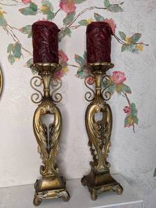 lot 36 image: Pair of Kingsbury Home Candle Holders with Carved Candles