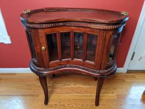 lot 8 image: Vintage Traditional Mahogany Kidney Shaped Tea Table