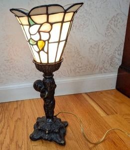 lot 39 image: Vintage CherubAngel Tiffany-Style Table Lamp