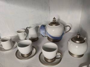 lot 41 image: Modern Tea Set and Simple Tea Cups and Saucers