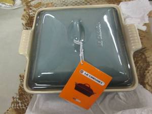 Le Creuset 2 qt Covered Baking Dish...