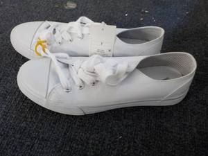 Womens Size 7 New Universal Thread...
