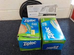 Ziploc Sandwich Bags and Side Windo...