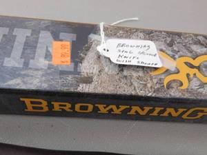 lot 43 image: Browning Stag Skinner Knife with Sheath