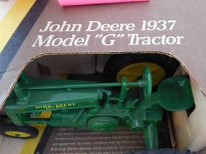 lot 67 image: John Deere Model G 116 Tractor