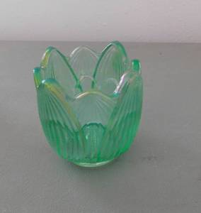 lot 104 image: Green 2.5 Fenton Votive Cup