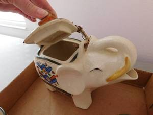 lot 120 image: Elephant Tea Set - 5 Mugs