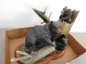 lot 129 image: Bear Figurine Mama & Babies