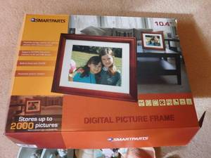 lot 210 image: Digital Picture Frame & Knick Knacks