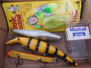 lot 240 image: 4 - Muskie Lures & Hooks