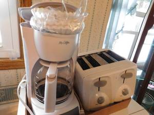 lot 252 image: Microwave, Toaster, Coffee Pot