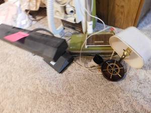 lot 258 image: Vacuum & 2 Lights