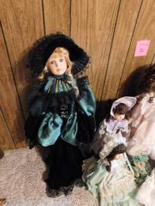 lot 259 image: 5 Dolls, Chair, & 2 Dresses