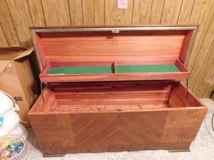lot 262 image: Lane Cedar Chest